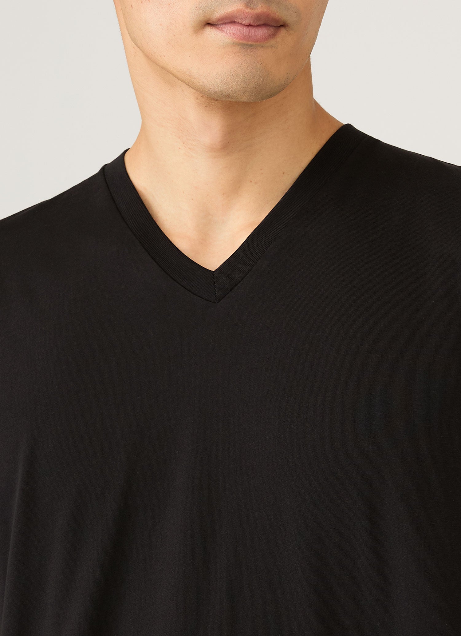 Men's Riviera Midweight V?neck T?shirt in Black