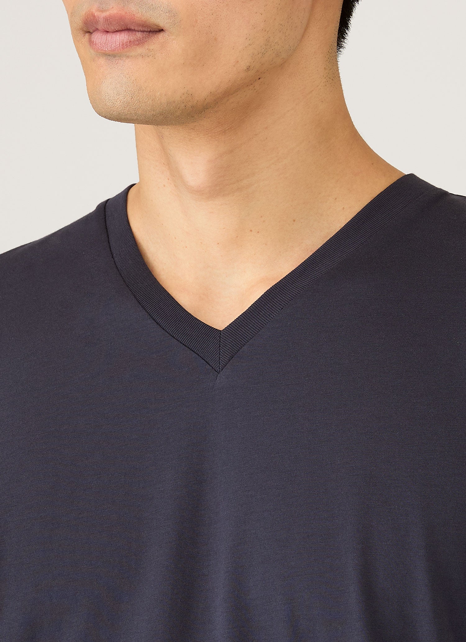 Men's Riviera Midweight V?neck T?shirt in Navy